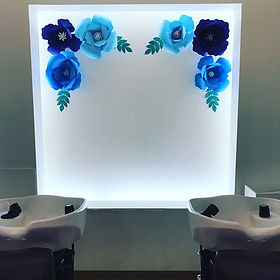 シャンプー台の壁面にお花🌸を飾りました☺️ ._._涼やかな青色の花です✨ .jpg