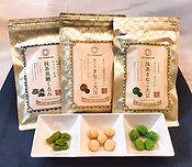 こちらはつぼ市製茶本舗の【抹茶黒糖くるみ】【ほっこりきなこ大豆】【ほろにが抹茶きなこ大豆】__つぼ市製茶本舗さんは大阪の堺にある百六十有余年続く老舗のお茶屋さんです🍵__黒糖