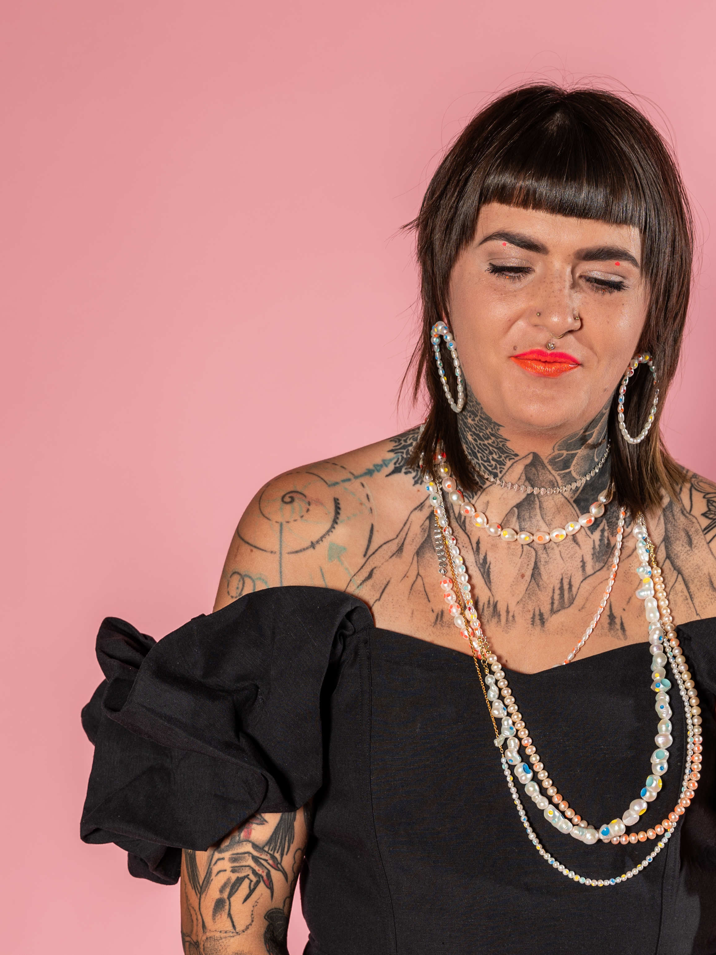 Frau trägt neon Halskette