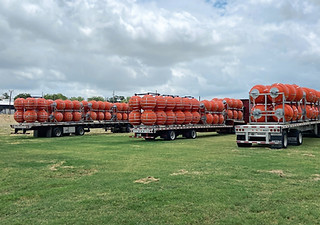 McAllen, Texas.- Llegaron al Valle del Sur de Texas las boyas para la instalación del “muro acuático” que será desplegado a mitad del río Bravo, para evitar el ingreso ilegal de inmigrantes a los Estados Unidos. Lo anterior lo anunció el gobernador de Texas, Greg Abbot, quien destacó que se comenzaría inmediatamente con su instalación, para continuar con la contención a la inmigración ilegal a través del estado.