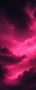 Dramatischer pinkfarbener Himmel mit dunklen Wolkenformationen.