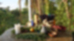 Altar ritual con velas, hierbas y flores al aire libre.