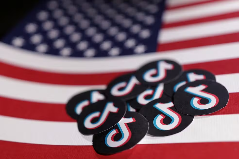 Imagem com o logo do TikTok sobre a bandeira dos Estados Unidos