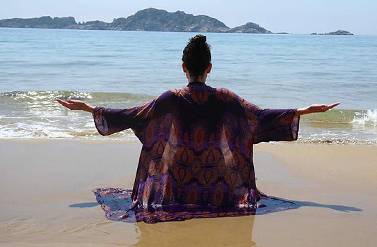 Frau am Meer mit offenen Armen