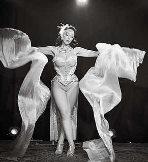 Ruby colibri danseuse de voile, et de cabaret , chanteuse de jazz