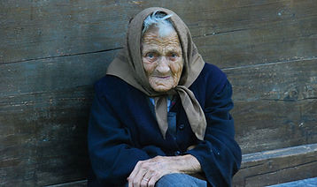 Mulher Implorando Velho