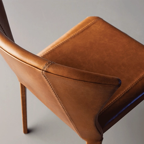 Miniatura: Cadeira de couro marrom com design moderno e costura detalhada.