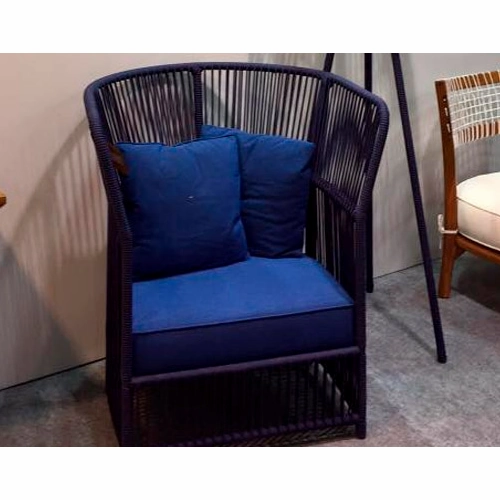 Miniatura: Poltrona azul escura com almofadas azuis e design moderno trançado.