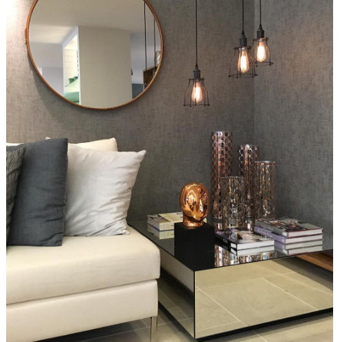 Miniatura: Sala moderna, sofá creme, espelho redondo, mesa de centro espelhada.