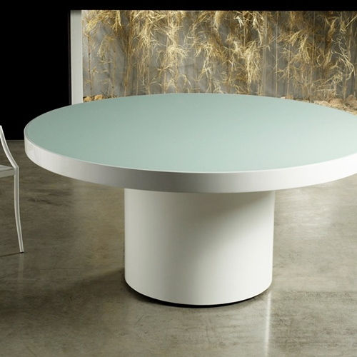 Miniatura: Mesa de jantar redonda moderna, tampo verde claro e base cilíndrica branca.