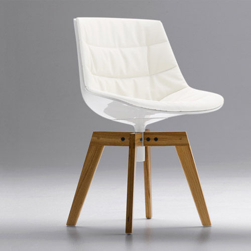 Miniatura: Cadeira de design, branca, com assento acolchoado e pernas de madeira.