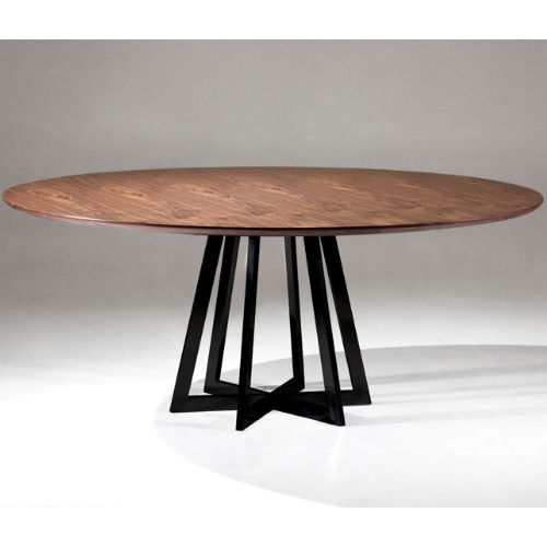 Miniatura: Mesa de jantar oval de madeira com base preta geométrica.