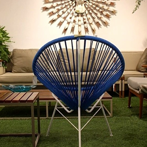 Miniatura: Cadeira de cordas azul vista por trás em ambiente de sala de estar.