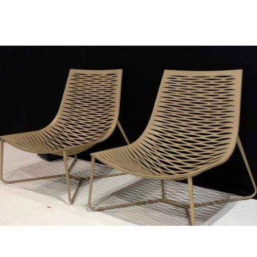 Miniatura: Duas cadeiras lounge modernas bege com trama, fundo escuro.