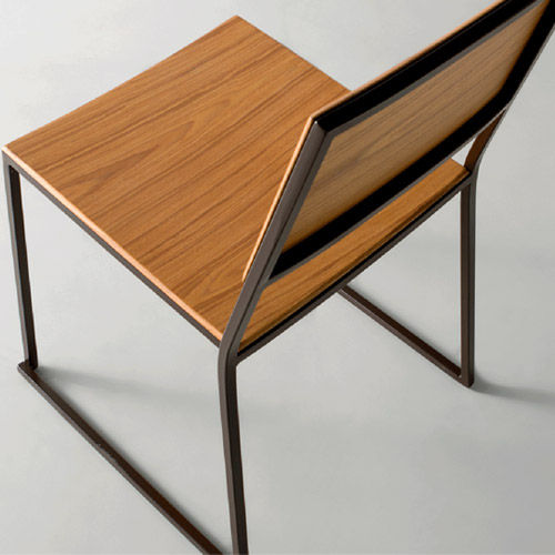 Miniatura: Cadeira moderna de madeira e metal, design minimalista e elegante.