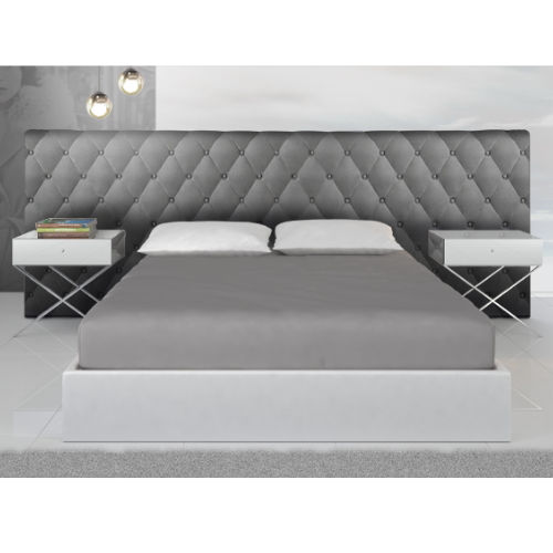 Miniatura: Cama moderna com cabeceira cinza estofada, dois criados-mudos geométricos.