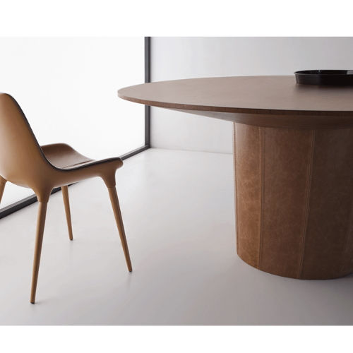 Miniatura: Mesa de jantar redonda marrom e cadeira moderna em ambiente minimalista.