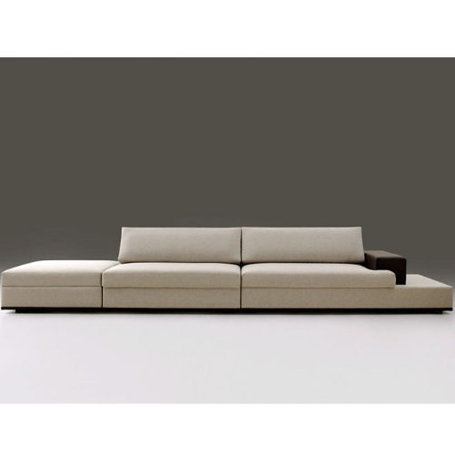 Miniatura: Sofá modular moderno e claro com mesa lateral escura integrada.
