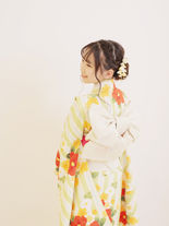 二分の一成人式グリーンの着物の10歳女の子