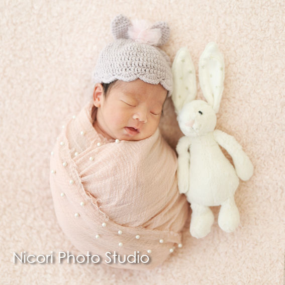 ピンクのおくるみを着た新生児