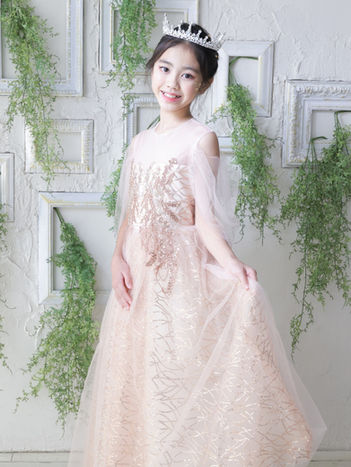 オレンジのドレスを着た女の子