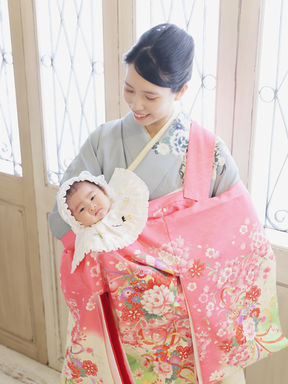 お宮参りの赤ちゃんと着物の両親