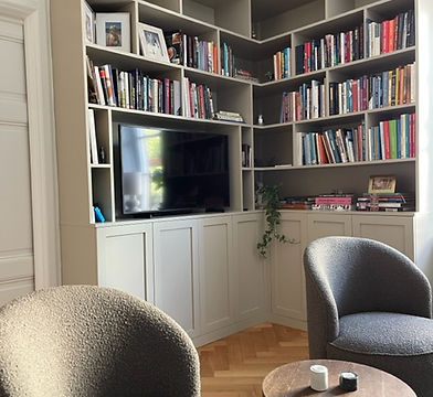 Ritning och design av platsbyggd bokhylla