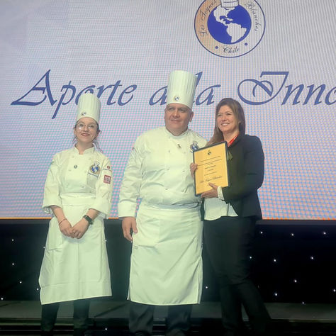 Reconocimiento: Aporte a la Innovación por "Les Toques Blanch" por parte de los mejores Chefs de Chile.