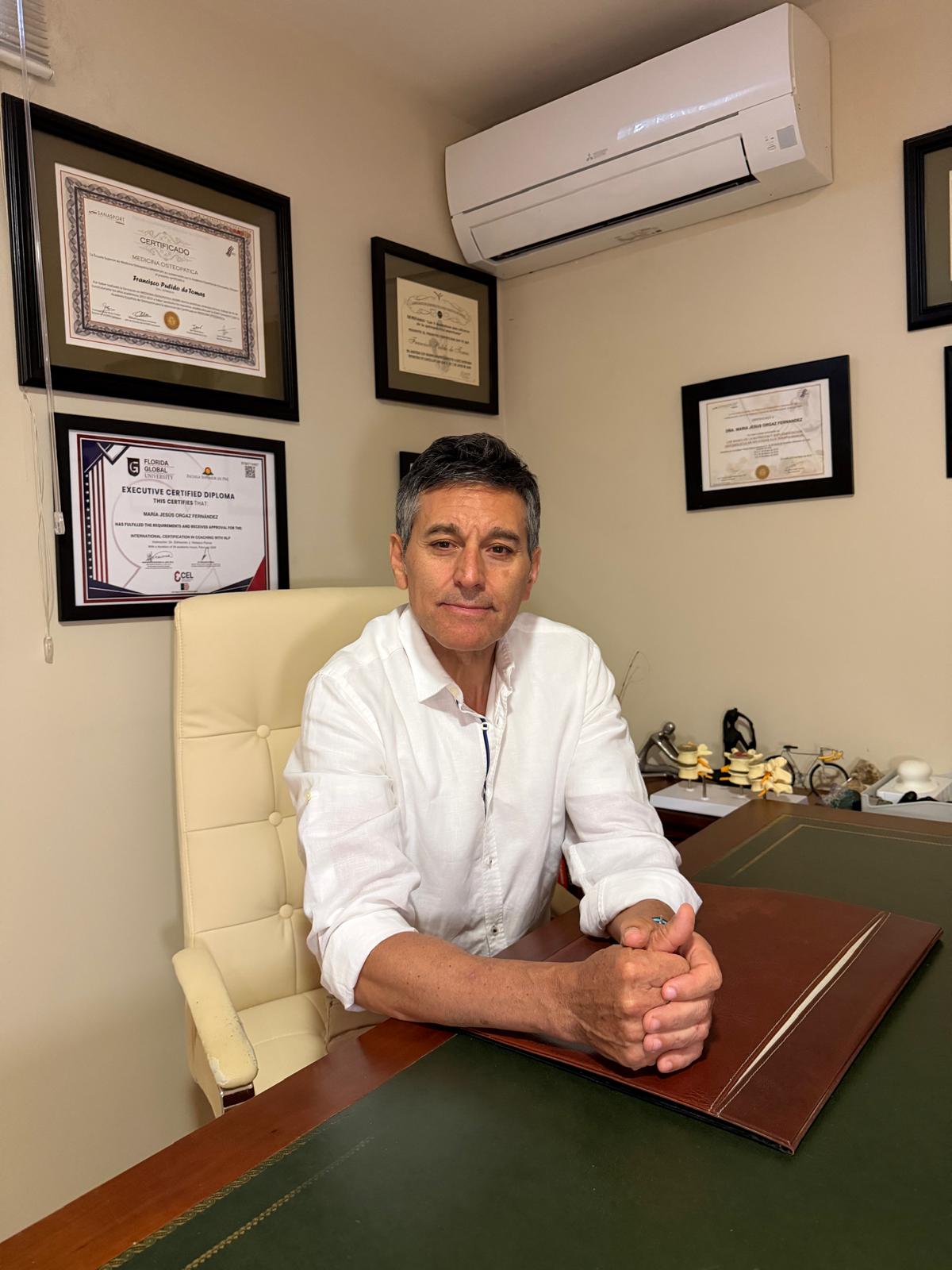Francisco Pulido en su consulta
