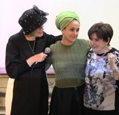 נר זיכרון ליום השואה והגבורה | נפגשים בסלון של אשירה – סיפורה של ניצולת השואה חיה שנור