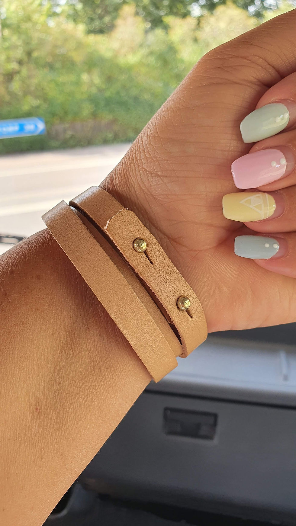 Miniatyrbild: Armband i naturfärgat läder, tre varv