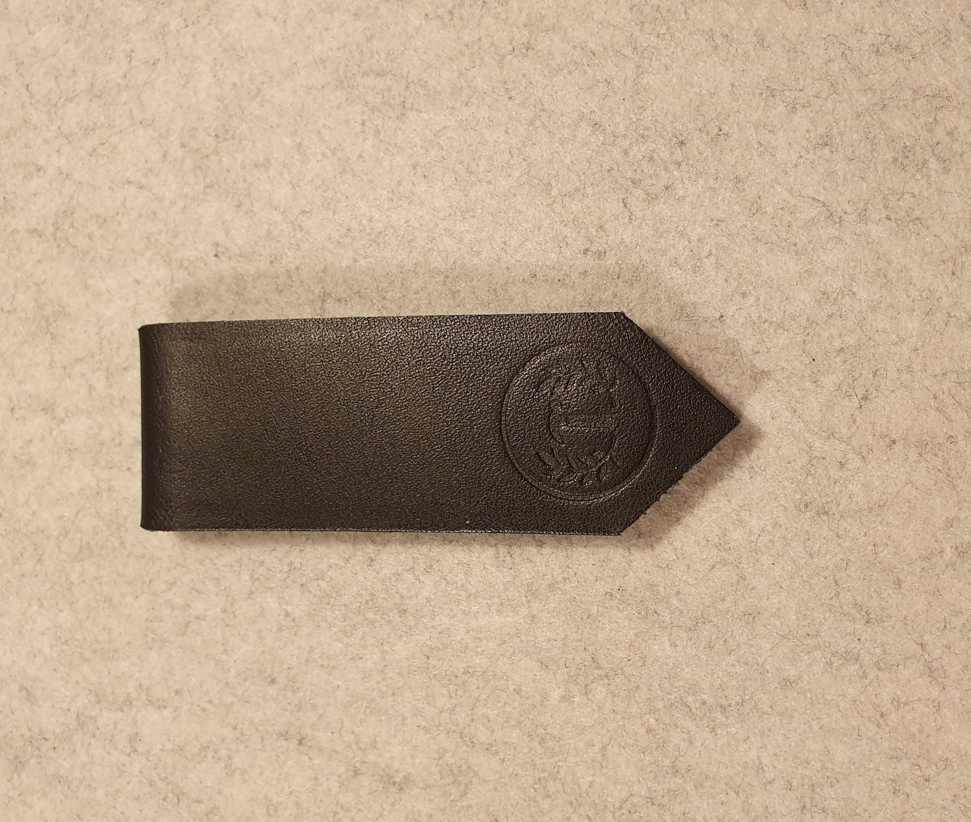 Horisontellt bokmärke i svart läder