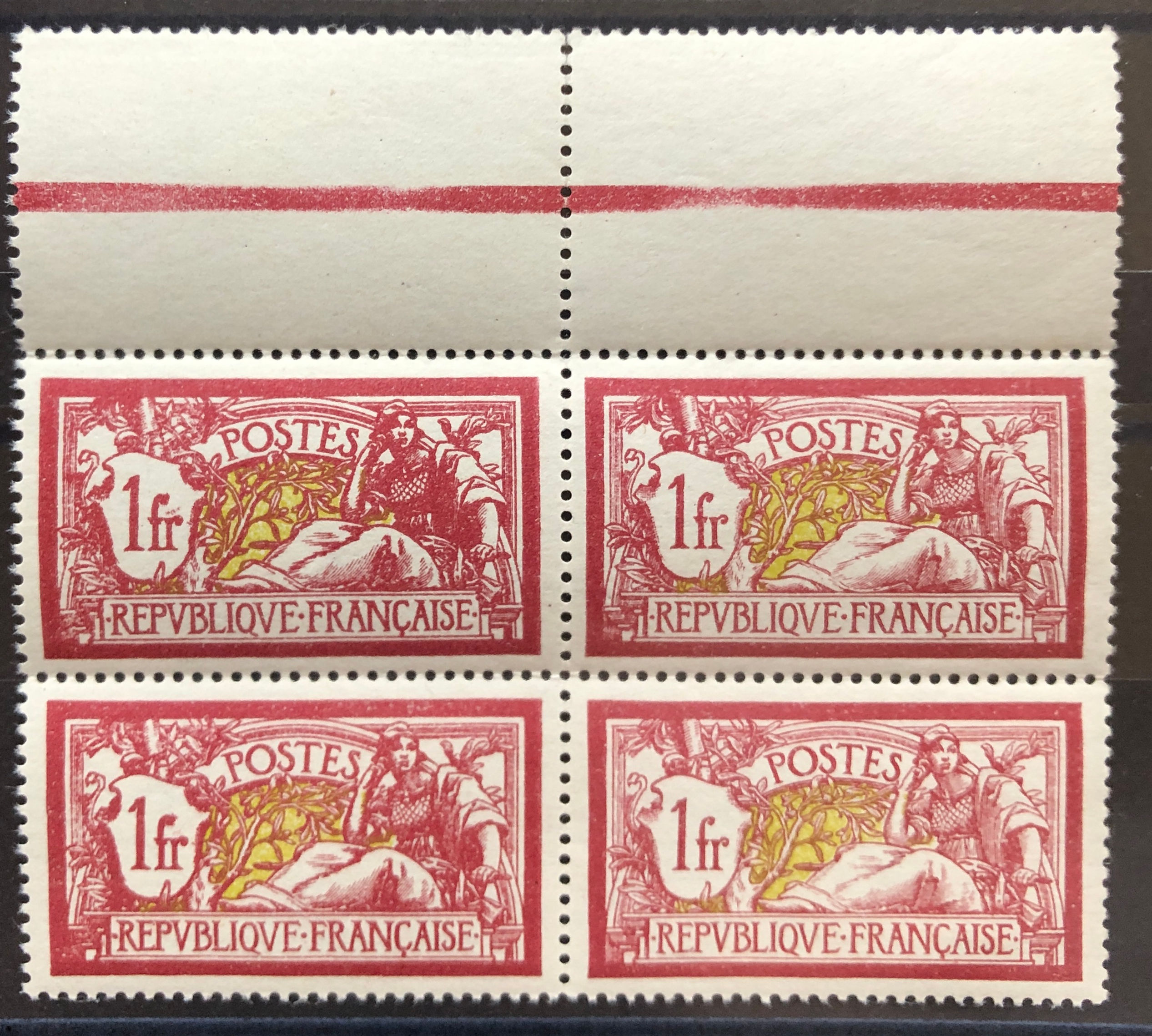 N° 121 carmin vif et jaune-olive foncé tàn