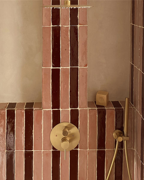Détail douche italienne carreaux azulejos et béton ciré robinetterie laiton or brossé. Rénovation salle de bain  architecte d'intérieur Lille Hauts de France Côte d'Opale Andrée Bracq studio