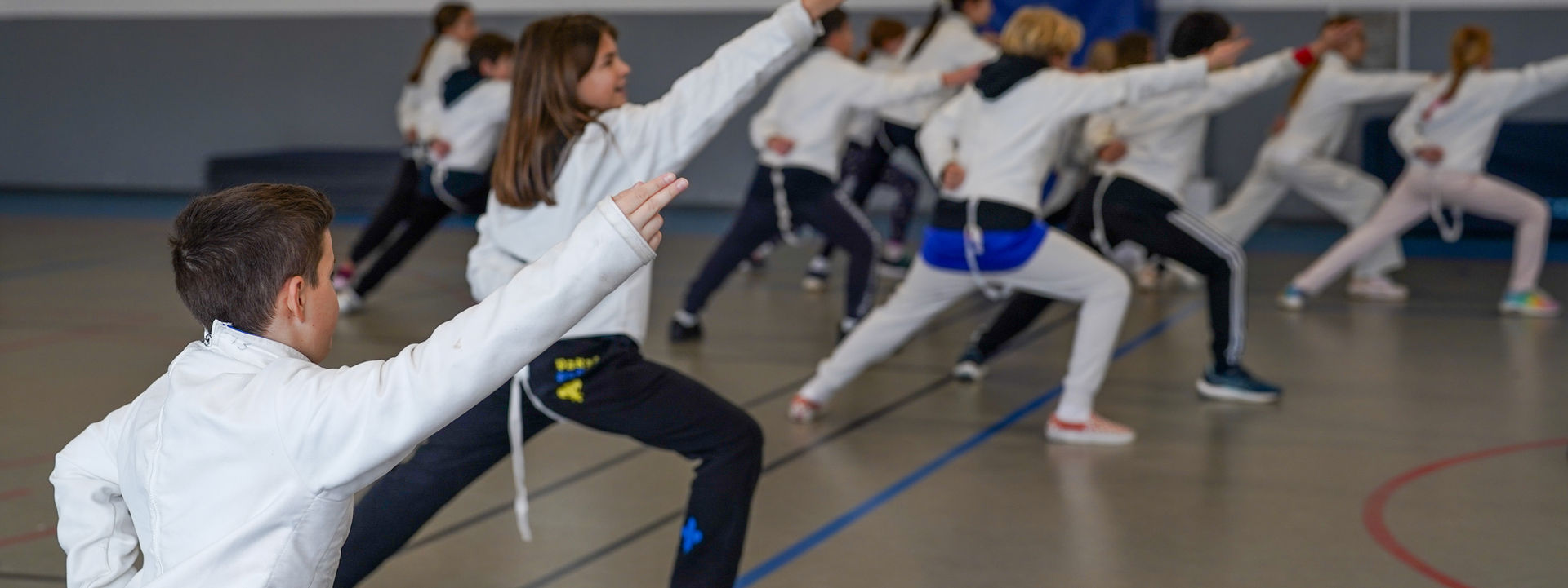 Fencing lesson in the IBS of Provence gymnasium 
