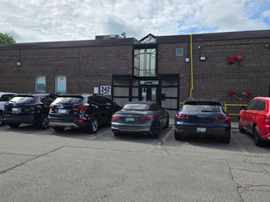 Free Parking and exterior entrance of Dur1 Health clinic in North York