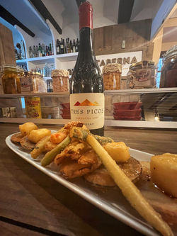 Tapeo claiente 2023 - Verduras en tempura con taquicos de queso y salsa de miel picantona.