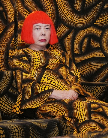 Yayoi Kusama, sanatçı ve adeta yürüyen bir puantiyeler şöleni - agnautacouture.com.