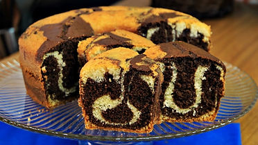 Bolo mesclado de chocolate com baunilha