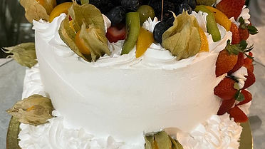 Bolo de creme de baunilha com frutas vermelhas
