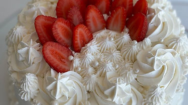 Bolo de brigadeiro ninho com morangos