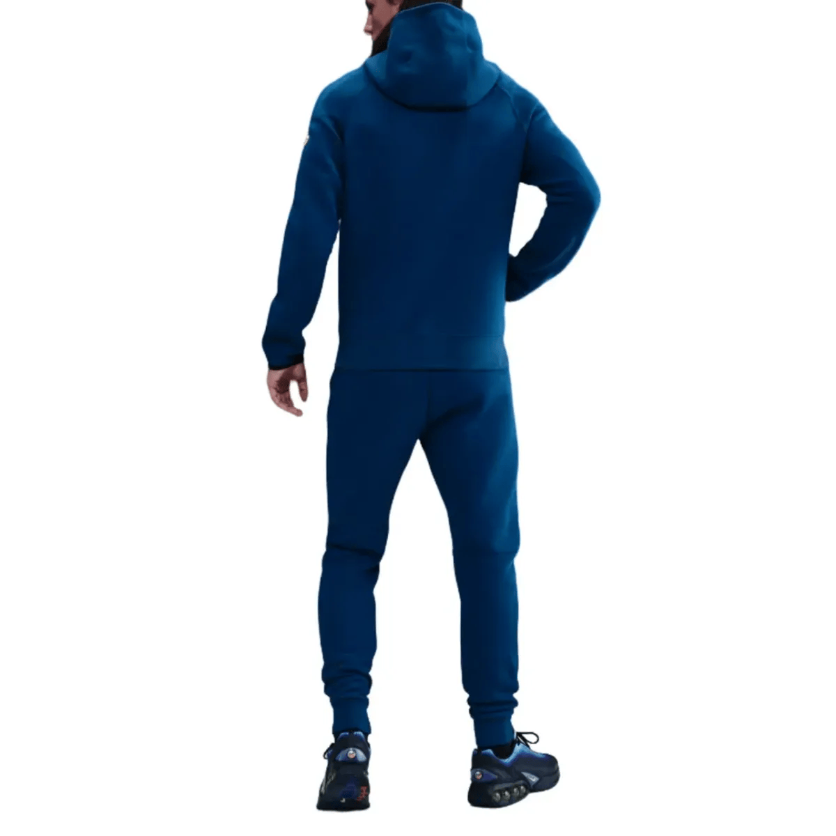 Homme de dos en survêtement bleu à capuche