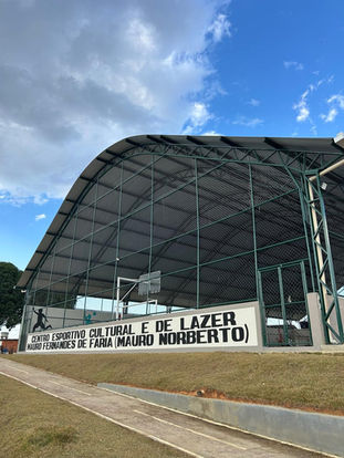 Execução de cobertura de quadra poliesportiva - Aracitaba/MG