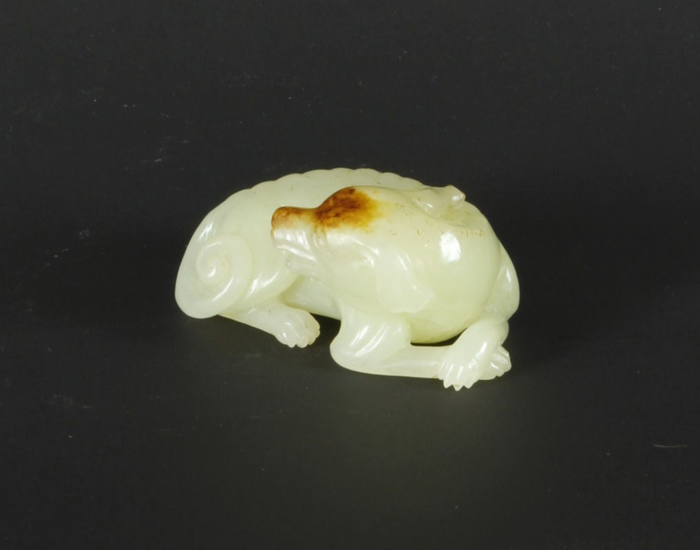 Liegender Hund aus Jade