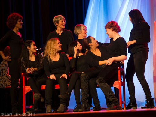 Skodespelarar fortel sine eigne personlege historier frå Scenen i inkluderingsprosjektet Teater HotPot.