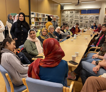 God stemning og mange rundt bordet på språkkafe med Sunndal Mållag.