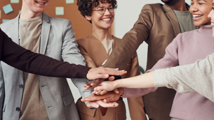 A importância da inclusão e da diversidade em um ambiente empresarial.
