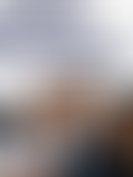 Quatre professionnels en réunion autour d’une table moderne, illustrant une collaboration stratégique et un accompagnement personnalisé pour les entreprises, dans un environnement lumineux et professionnel.