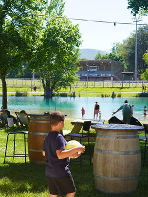 des gens posés à coté d'un lac