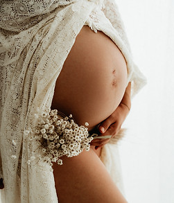 Babybauch einer schwangeren Frau beim Babybauch Shooting in Nürnberg